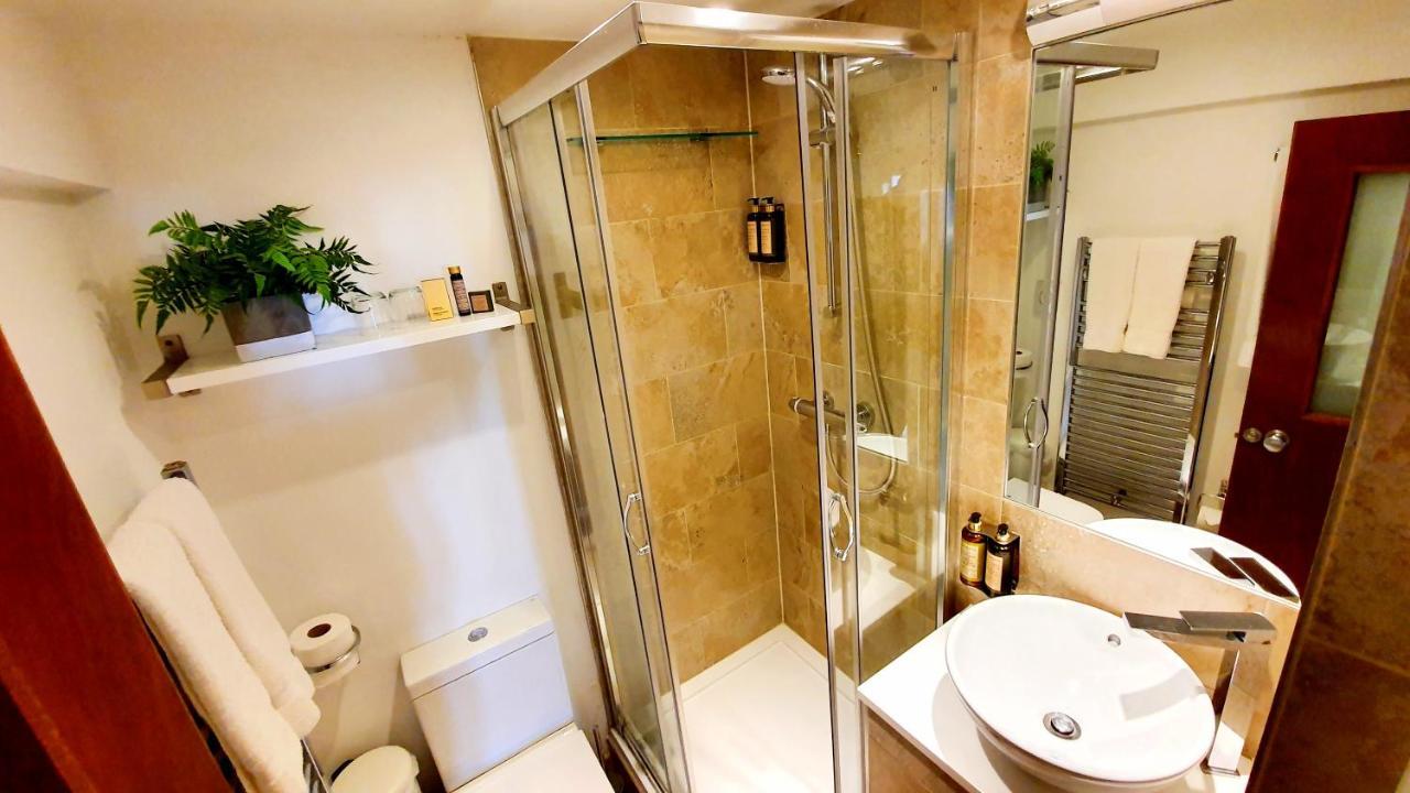 A Room With A View Брайтонн Экстерьер фото A shower cubicle