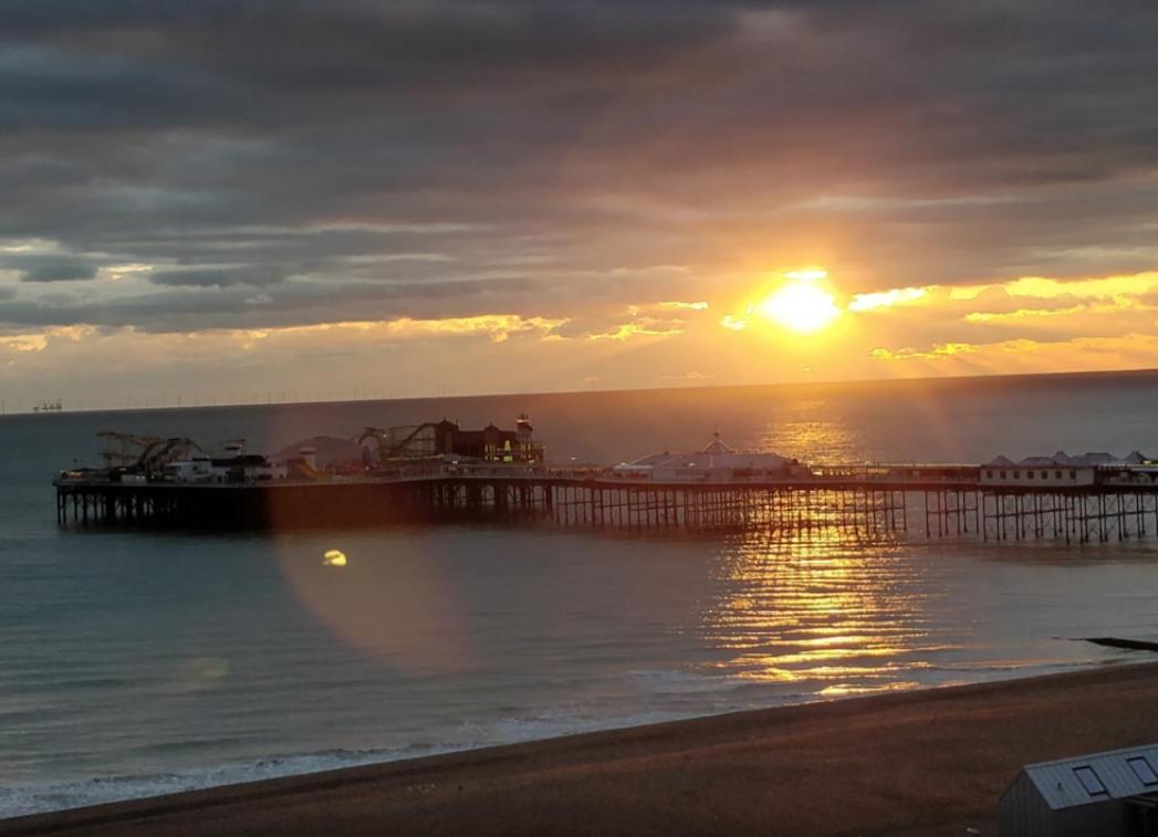 A Room With A View Брайтонн Номер фото The pier at sunset